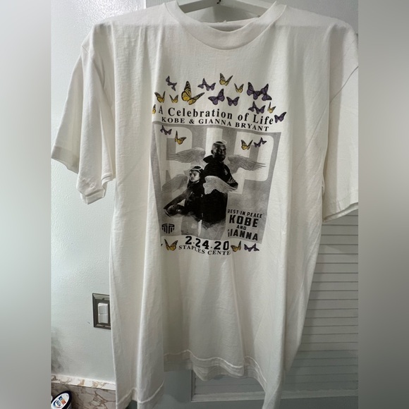 Kobe & Gianna Bryant Memorial Men’s Large T Shirt - Picture 3 of 3